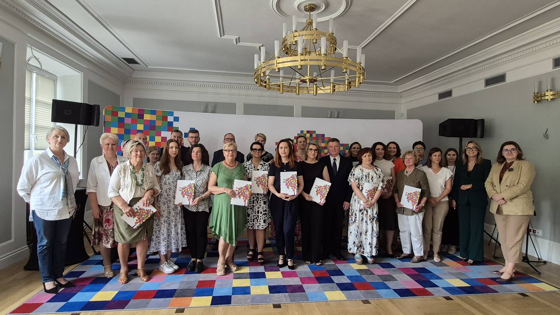 Przedstawiciele podlaskich organizacji odebrali umowy na dofinansowania w Urzędzie Marszałkowskim w Białymstoku, 6.06.2025, fot. Renata Reda