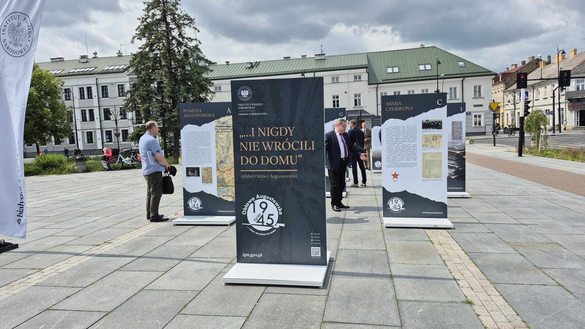 Wernisaż edukacyjnej wystawy plenerowej "...I nigdy nie wrócili do domu" w Suwałkach, 10.06.2025, fot. Areta Topornicka